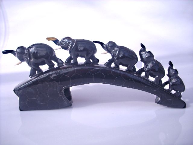Elphants sur une corne de buffle - couleur noir
